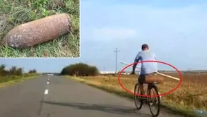 FOTO Bărbat surprins în timp ce transporta cu bicicleta o bombă de 50 de kilograme. Ce a făcut cu muniţia
