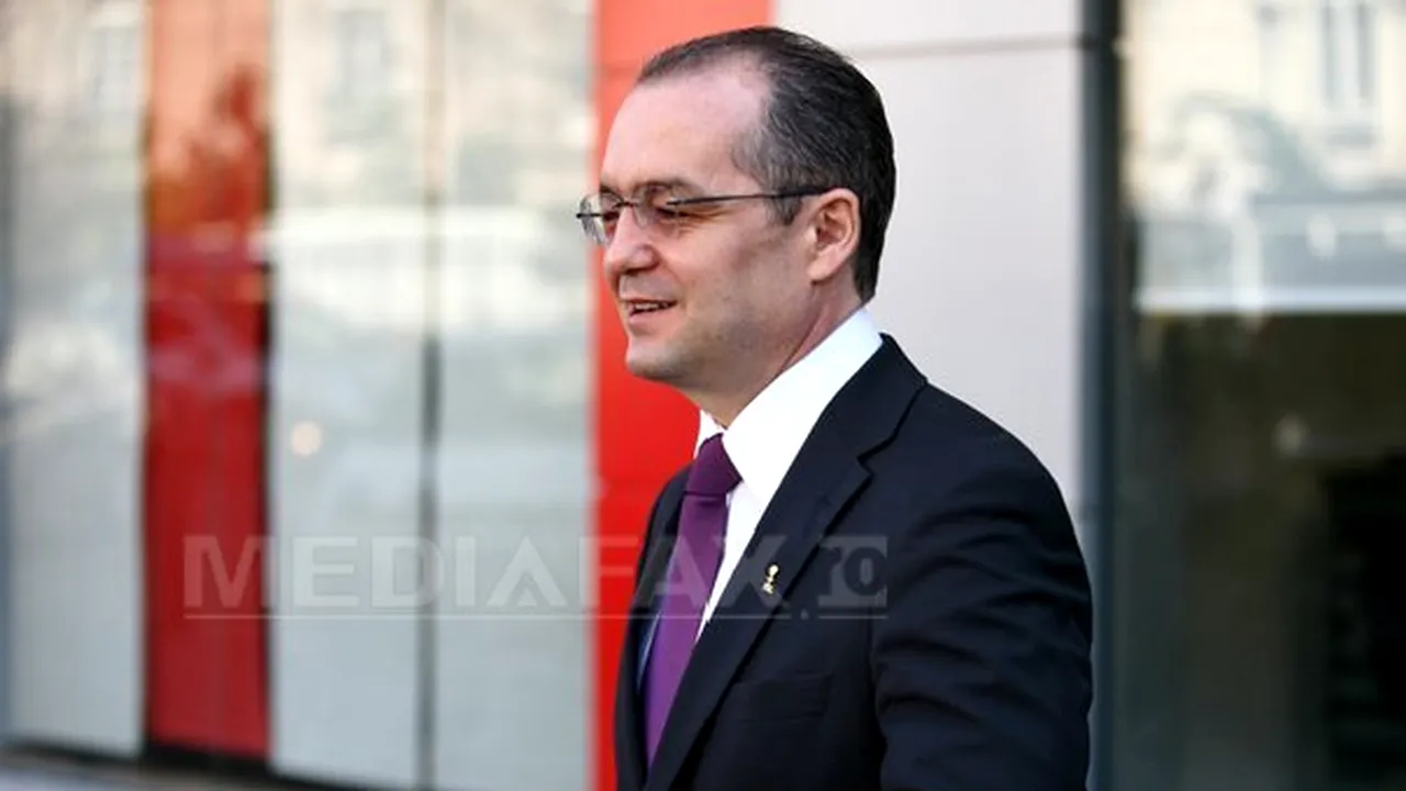 Boc, întrebat dacă vrea o altă funcţie dacă nu va câştigă şefia PDL: Cu mine vorbiţi?