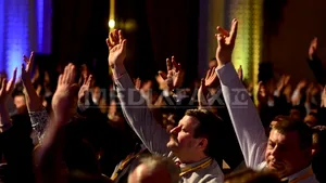 Antonescu, oponenţilor din partid: În loc să ne văicărim, mai bine candidăm