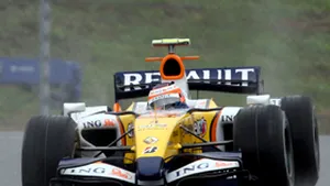 Reprezentanţi ai echipei Renault convocaţi la FIA