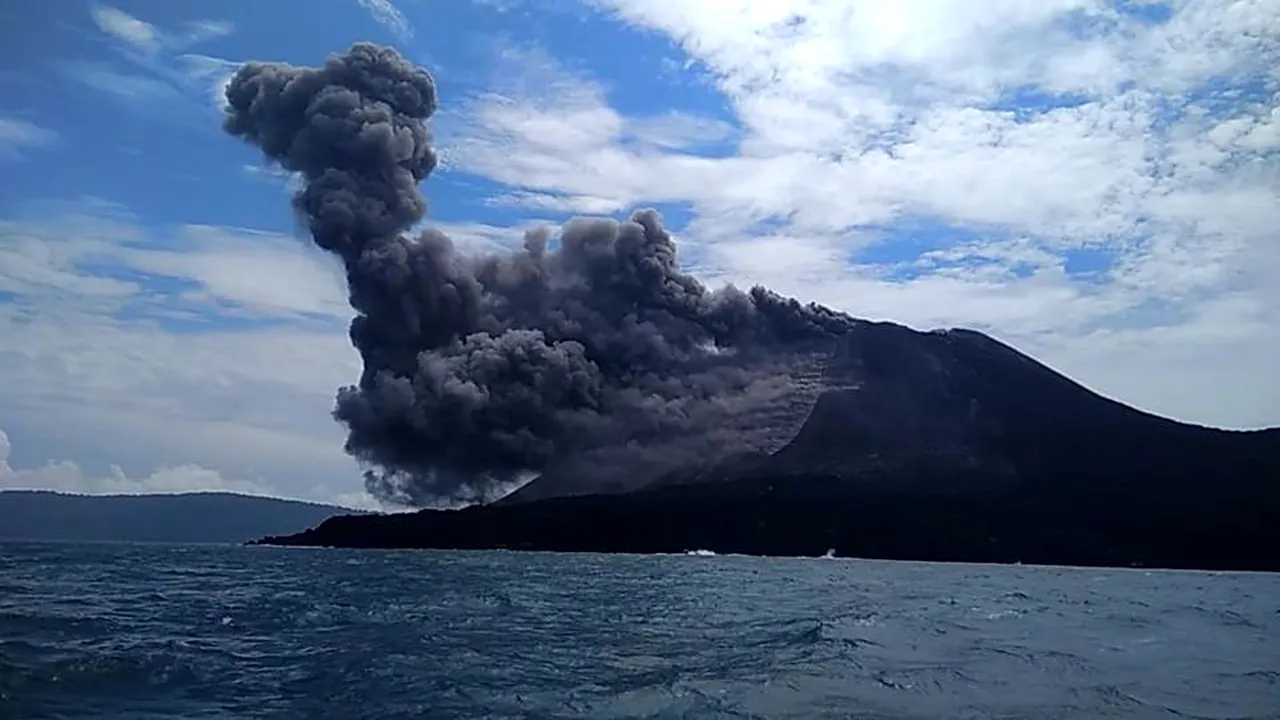 Imagini detaliate din SATELIT care arată colapsul vulcanului care a produs tsunamiul devastator în Indonezia