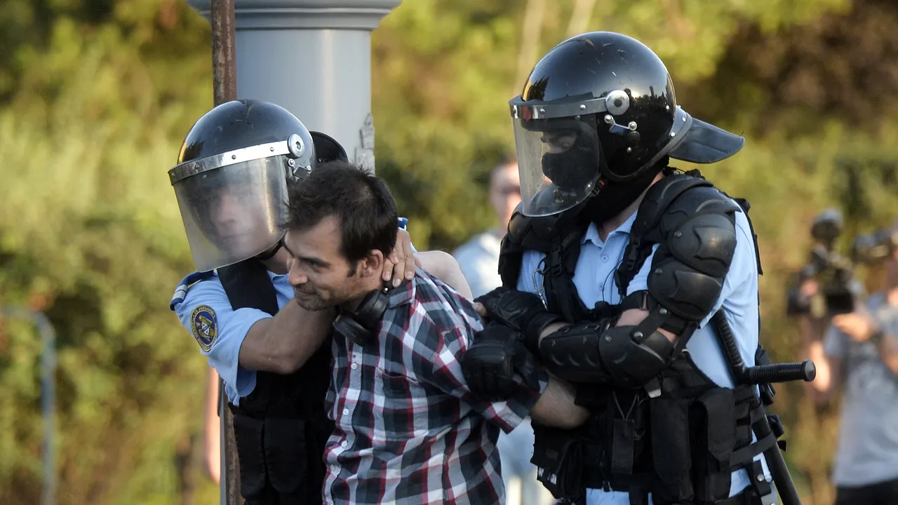 Ministrul de Interne: Jandarmeria nu are nevoie ca prefectul să semneze un ordin de intervenţie la mitingurile violente/ Dan: Nu am avut indicii despre finanţare externă a protestelor 