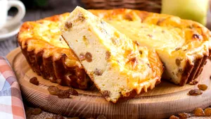 Reţetă de pască fără aluat cu brânză de vaci şi stafide, un desert uşor de Paşte