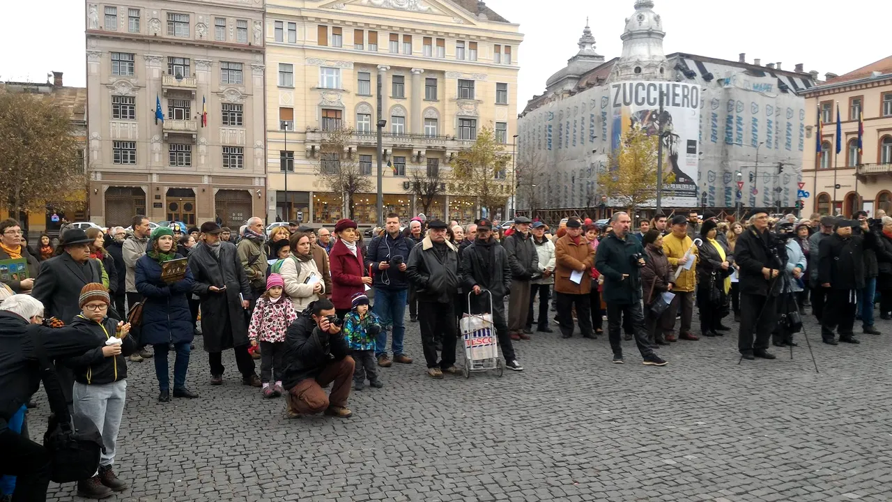 Lumânări aprinse şi cărţi, la un protest faţă de situaţia Liceului Romano-Catolic din Târgu Mureş - FOTO/VIDEO