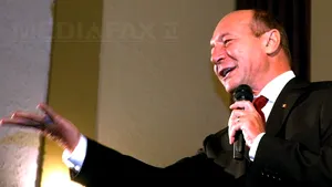 Băsescu împlineşte 60 de ani. Puterea îi urează sănătate, opoziţia nu îi urează nimic