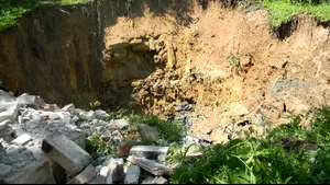 Surpare masivă de teren la Lupeni. O groapă adâncă de câţiva metri s-a format în gospodăria unei familii