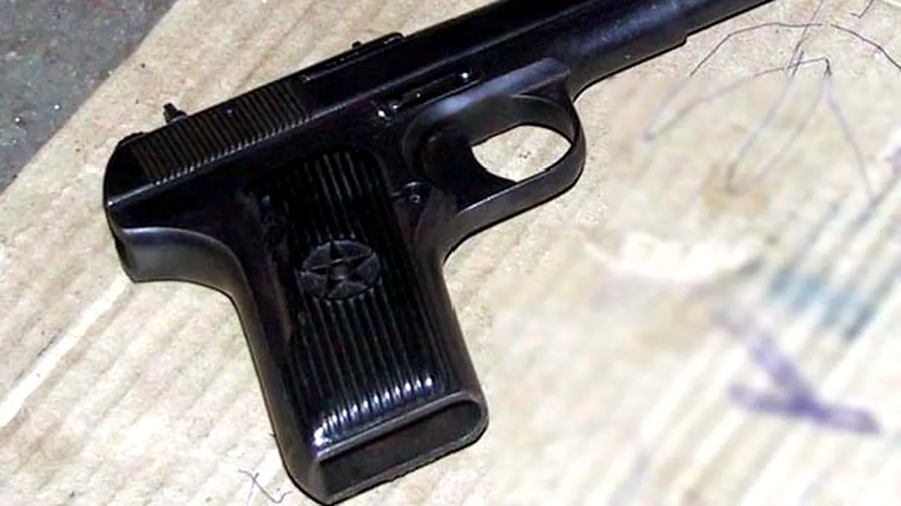 Angajatul unei firme de transport valori şi-a uitat pistolul în toaleta unei benzinării din Dâmboviţa