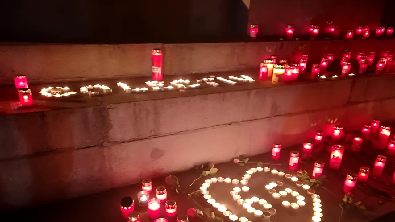 Candele, flori şi rugăciuni, în memoria victimelor de la Colectiv, în Cluj-Napoca, Iaşi şi Sibiu: 