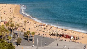 Soare, relaxare şi fără fum de ţigară. Fumatul pe plajă va fi interzis în Barcelona 
