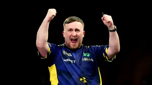 Un adolescent de 17 ani a devenit cel mai tânăr campion mondial la darts