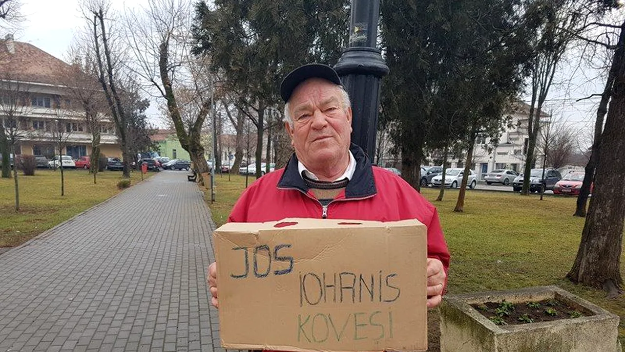 Un bărbat protestează în faţa Prefecturii Alba, cerând demisia lui Klaus Iohannis şi a şefei DNA