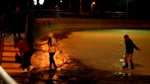 Anchetă a Poliţiei Cluj, după ce mai multe persoane au căzut în apa unui lac transformat în patinoar - VIDEO