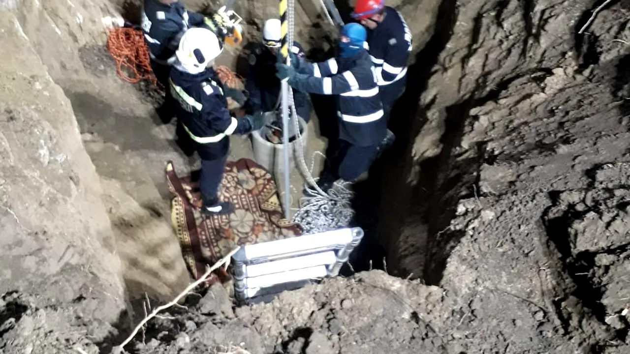 FOTO | Trupul neînsufleţit al unui bărbat căzut de mai multe zile într-un puţ din Vaslui, scos de pompieri după 10 ore