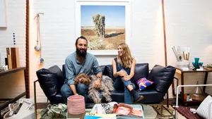 Doi tineri conduc patru afaceri de succes dintr-o sufragerie, iar clienţii acestora, printre care Pepsi şi Nike, nu par deranjaţi de acest lucru