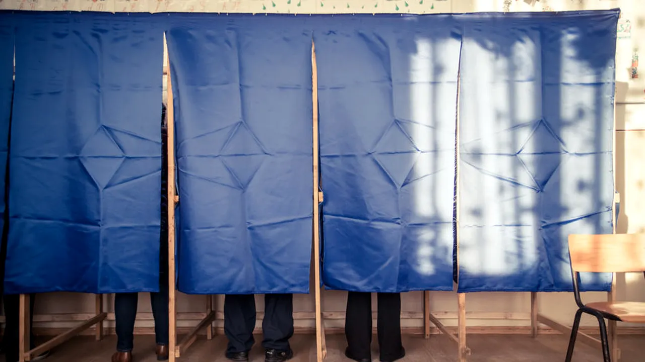 Studenţii stau la coadă într-un centru universitar ca să voteze: Nu poţi tânji la schimbare dacă nu schimbi tu ceva