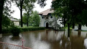 FOTO Mai multe gospodării şi curtea bisericii din localitatea Vităneşti, judeţul Teleorman, inundate
