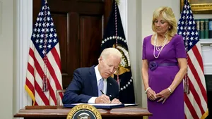 Moment istoric pentru Staele Unite ale Americii. Preşedintele Biden semnează reforma armelor de foc în prezenţa soţiei