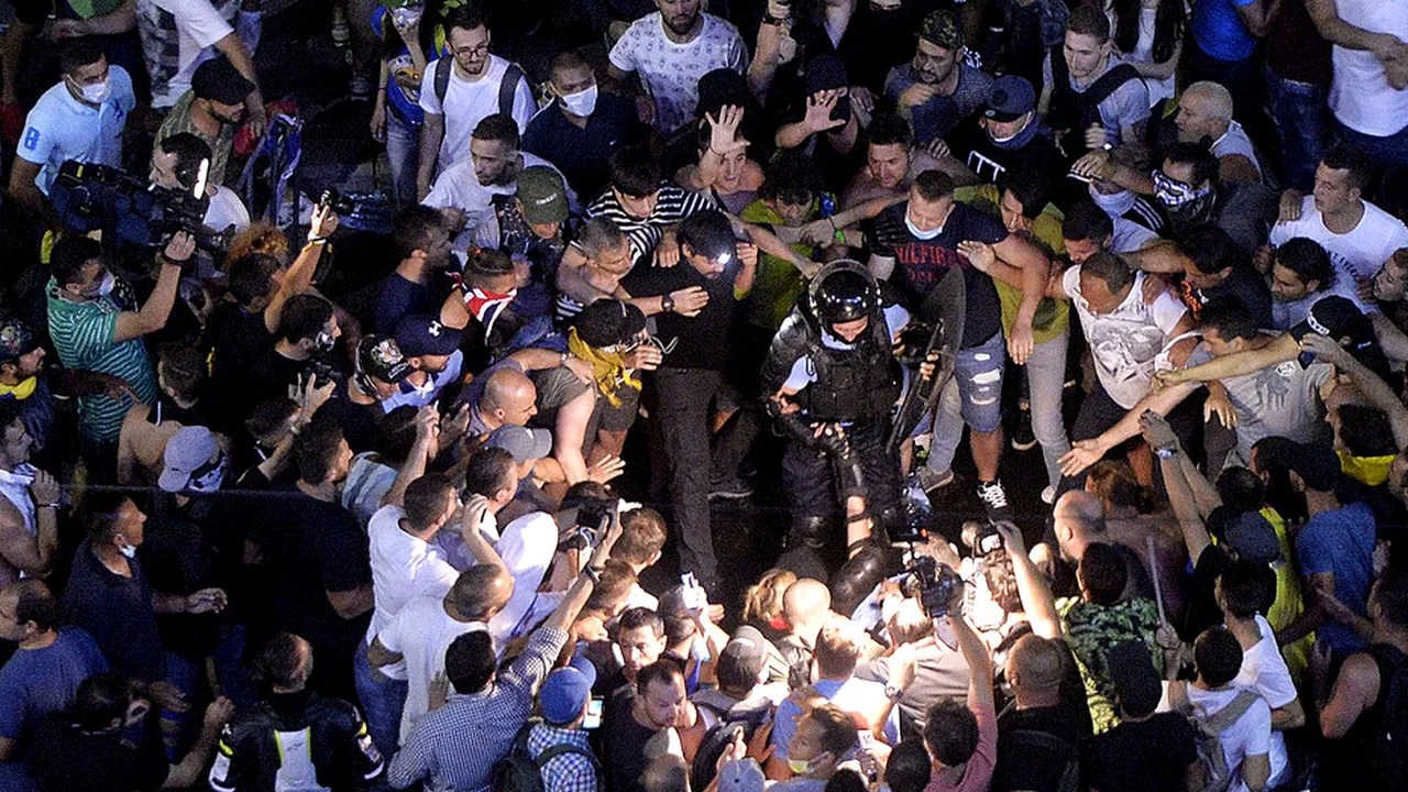 CSM, apel privind ancheta protestelor violente din 10 august: Autorităţile să nu pună presiune şi să fie echidistante/ Bărbatul bănuit că ar fi furat arma femeii jandarm la mitingul din 10 august a fost arestat 