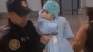 VIDEO Lacrimi şi emoţii, la salvarea unui bebeluş. O familie a fost evacuată pe fereastră, după ce apa a acoperit străzile 