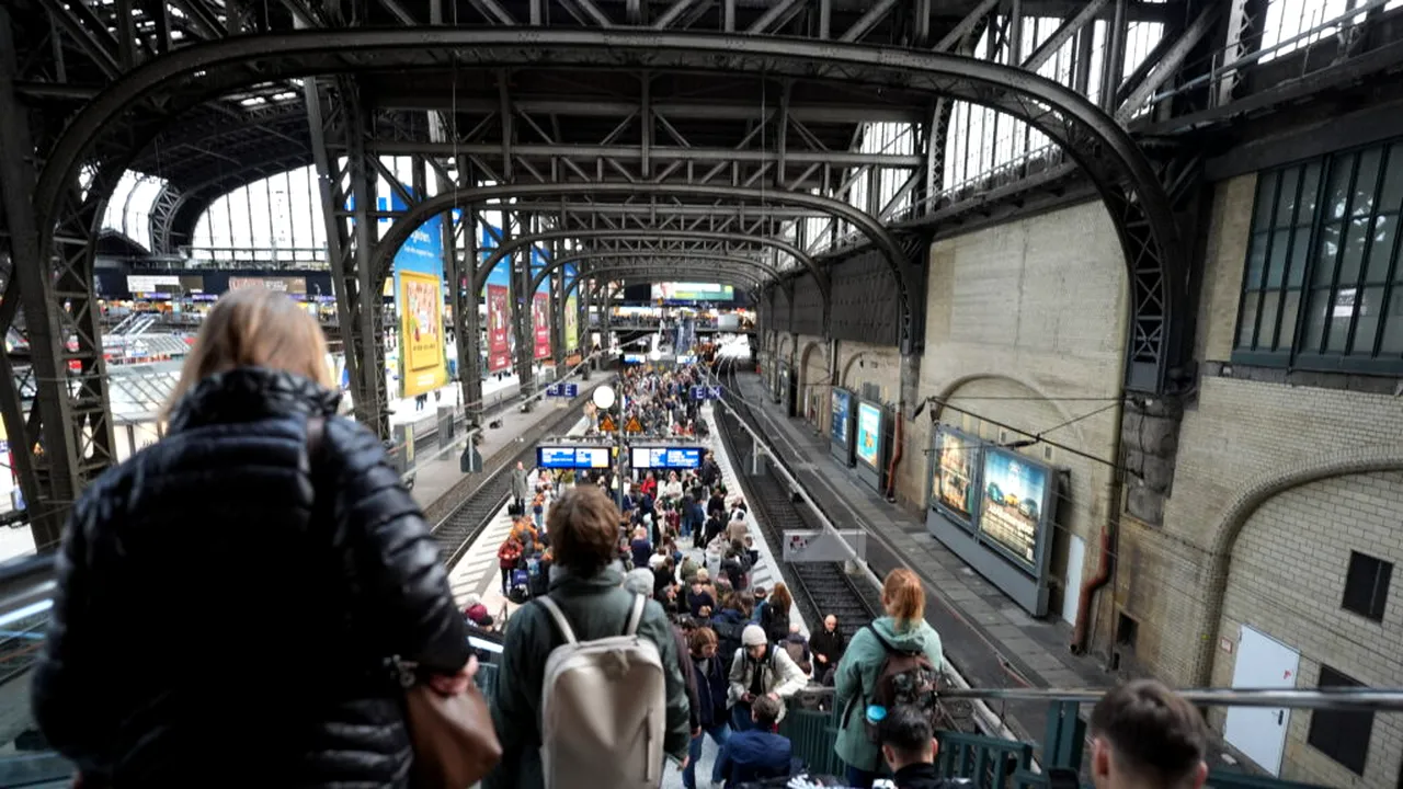 Miting neobișnuit în mai multe gări din Europa: activiștii vor protesta în pijamale