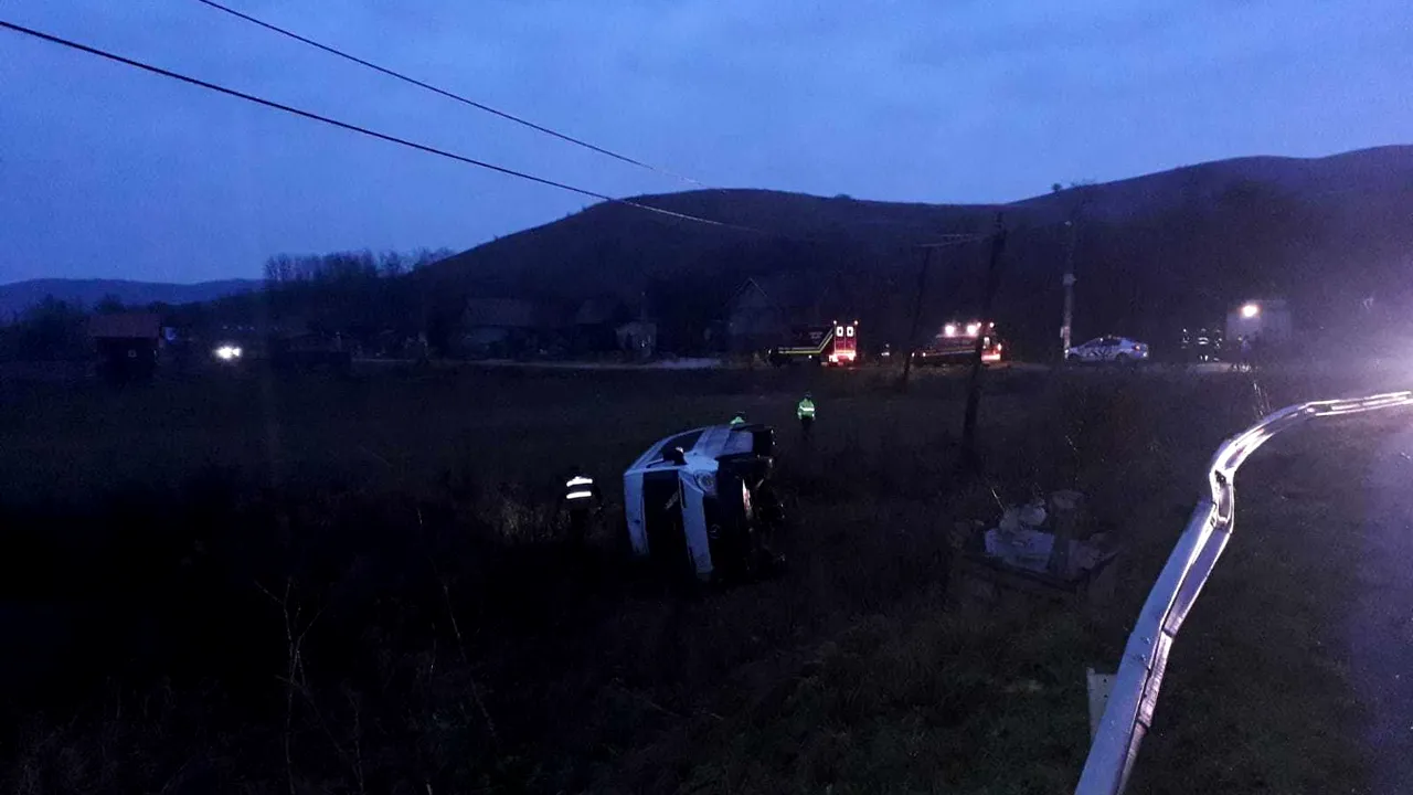 Microbuz plin cu călători, răsturnat în Cluj: Opt persoane au ajuns la spital - FOTO