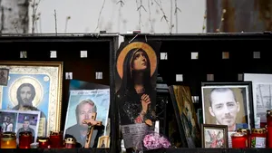 Trei luni de la tragedia din Colectiv: Zeci de persoane au plâns victimele la locul incendiului - FOTO