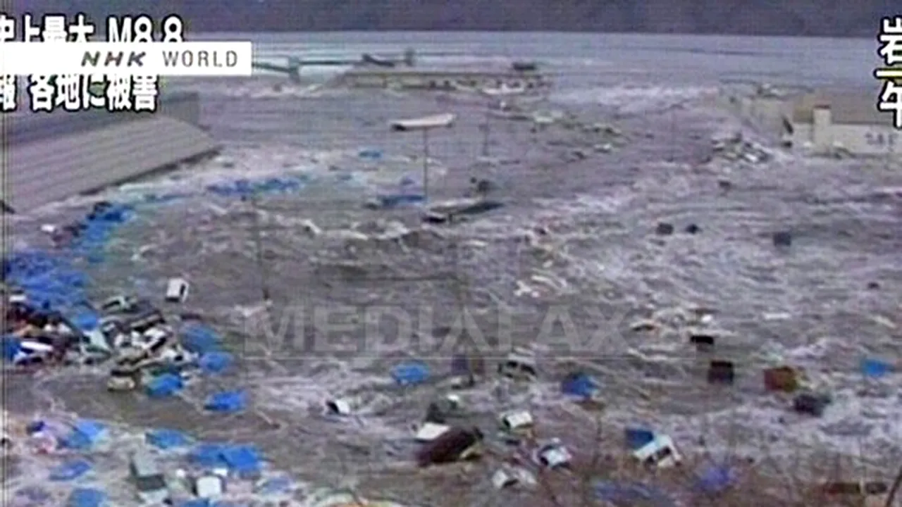 Imagini terifiante cu urmările cutremurului din Japonia: valul uriaş duce cu el maşini, case, vapoare