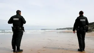 Armata patrulează pe malul mării pentru a-i opri pe cei care vor să evadeze din carantină de Paşte