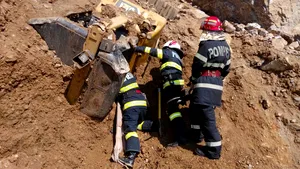 FOTO & VIDEO Un perete s-a prăbuşit peste două utilaje la o carieră din Fundu Moldovei. ISU intervine