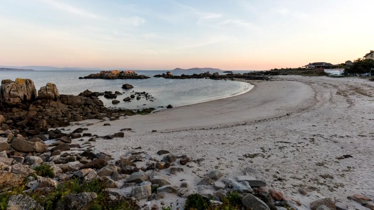 Pare Caraibe, dar e Spania: destinația cu plaje spectaculoase, ape turcoaz și fructe de mare