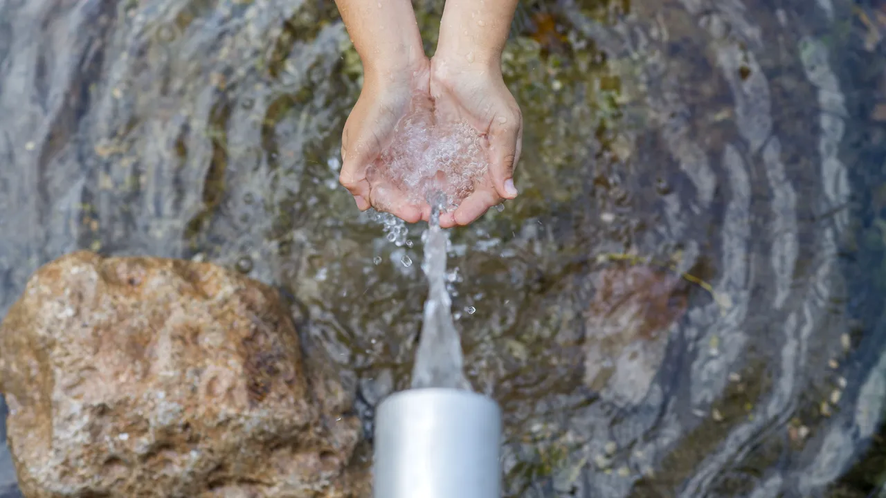 Izvoare minerale de la Slănic Moldova, redeschise după ani de litigii: sistemul de distribuire a apei are protecţie anti-îngheţ, nu afectează proprietăţile minerale naturale / Afecţiunile pentru care sunt indicate