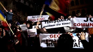 Circa 500 de târgovişteni în faţa Primăriei, solidari cu manifestanţii anti-PSD de la Timişoara