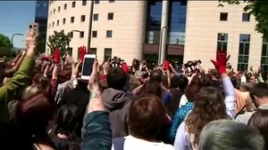 PROTESTE în Spania, pentru a treia zi consecutiv: Zeci de mii de oameni au ieşit în stradă după achitarea a cinci bărbaţi acuzaţi că au violat o tânără de 18 ani în timpul unui festival | VIDEO