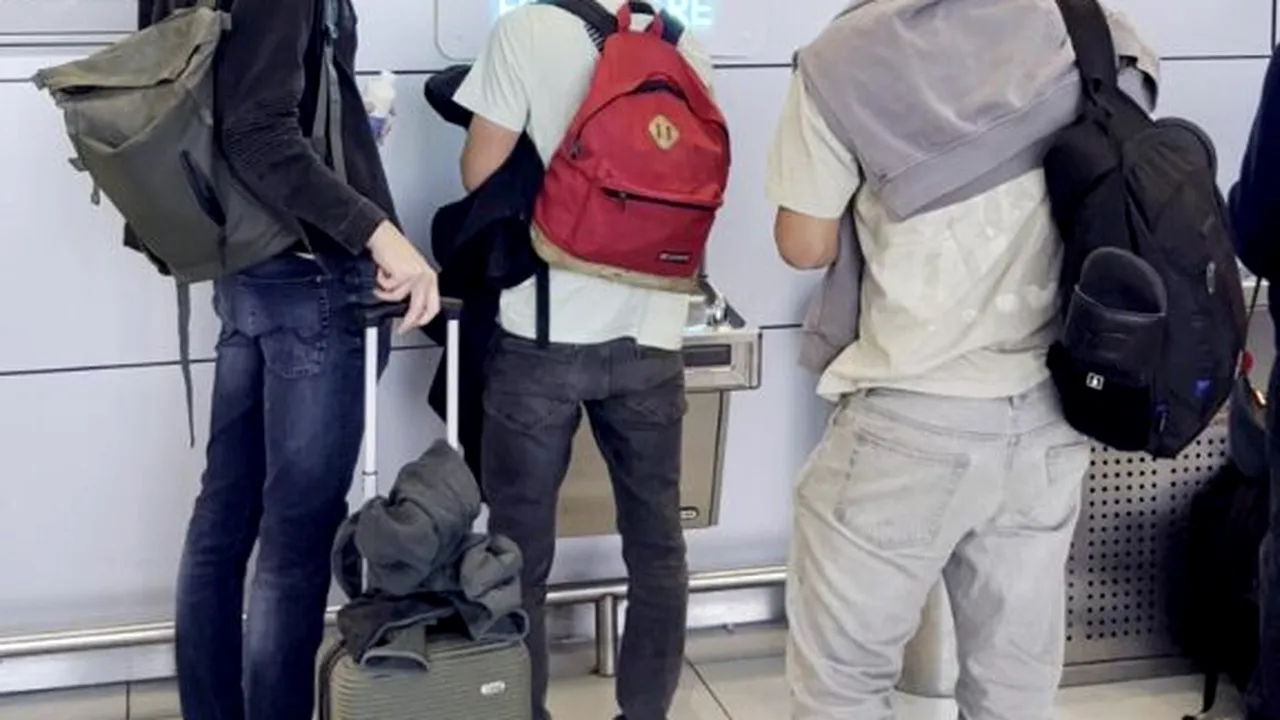 Apă gratuită pentru pasageri. Primele 10 stații de hidratare, instalate în aeroporturile din București