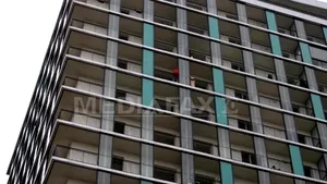 O femeie care ameninţa că se aruncă de la etajul 13, convinsă să renunţe după circa şapte ore - FOTO