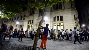 REPORTAJ: Muzeul continuă să fie hobby de sărbătoare. Zeci de mii de oameni au mers la Noaptea Muzeelor - FOTO