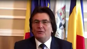 Primarul Timişoarei le transmite oamenilor mesaje pe YouTube, filmându-se singur cu telefonul mobil -VIDEO