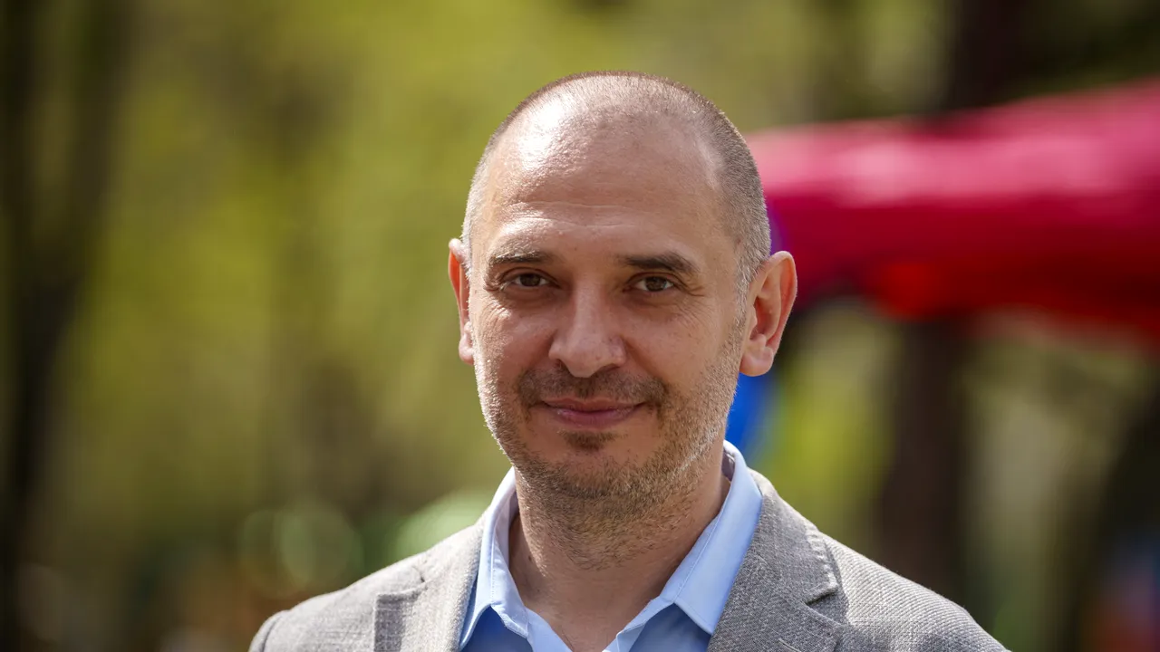 Radu Mihaiu susţine că sacii cu voturi dintr-o secţie din Sectorul 2 sunt tăiaţi