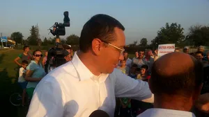Ponta, întâmpinat într-un sat din Botoşani de zeci de localnici cu pancarte 