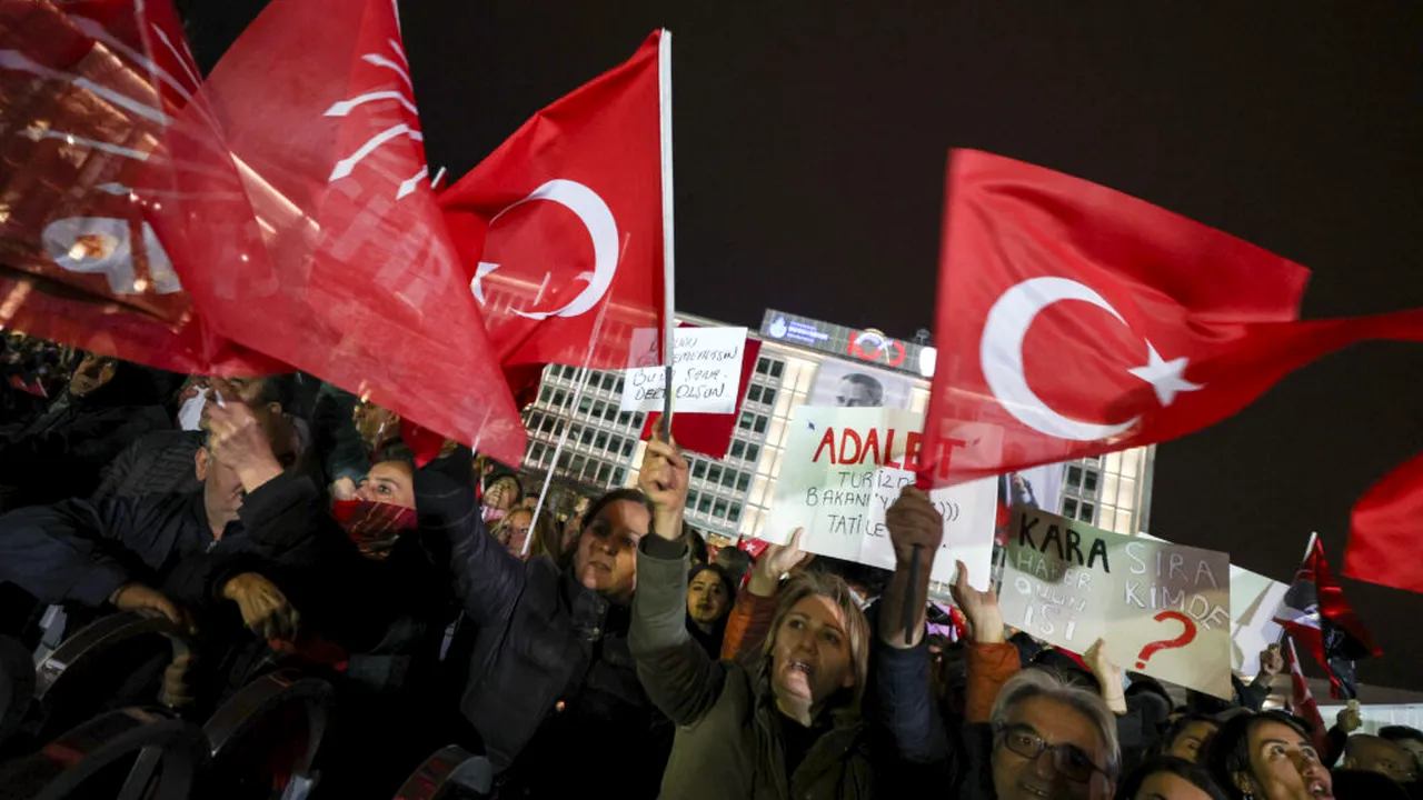 Turcia respinge criticile internaționale privind arestarea primarului din Istanbul și protestele