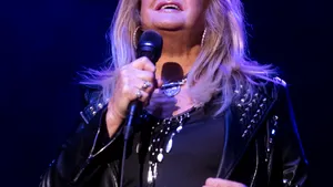 Sicriul lui Bonnie Tyler a fost dus la casa ei din Swansea. Fanii au ieșit în stradă pentru a-i aduce un ultim omagiu