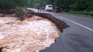 VIDEO Un drum naţional din judeţul Cluj a fost rupt de ape/  Ploile  puternice au afectat şi un drum din Hunedoara