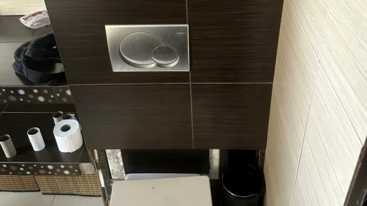 Un bărbat dat în urmărire de polițiști a fost găsit în rezervorul toaletei