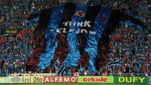 Oficiali ai grupării Trabzonspor, suspendaţi şi amendaţi după ce au sechestrat o brigadă de arbitri