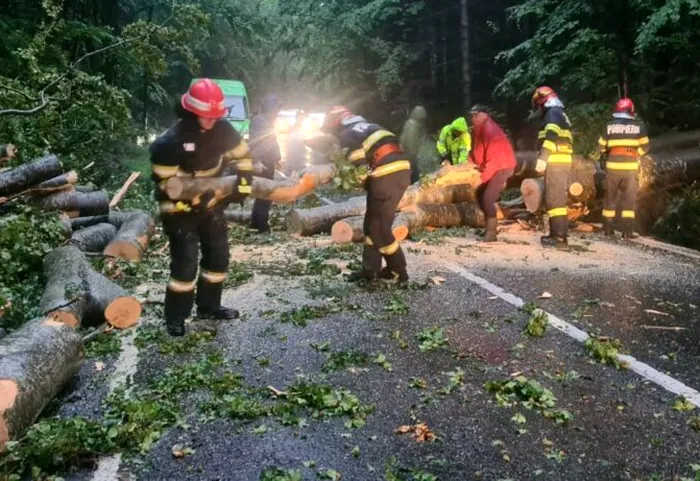 VIDEO Vijeliile au făcut prăpăd în București și alte 60 de localități din 14 județe. S-au înregistrat victime și pagube materiale