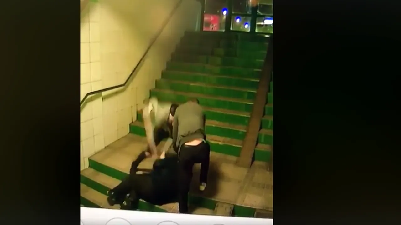 Cazul bătrânului bătut cu sălbăticie într-un pasaj din Braşov. Cei doi indivizi, condamnaţi la ani grei de închisoare