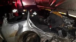 Accident rutier foarte GRAV în Suceava: Cinci persoane au murit, după ce maşina în care se aflau a intrat sub un TIR/ Victimele aveau între 17 şi 21 de ani