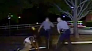 O cameră video surprinde un poliţist alb din SUA bătând un bărbat de culoare - VIDEO
