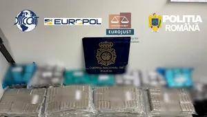 Aproape 1,7 tone de droguri, transportate cu TIR-uri din Spania. Rețeaua era coordonată din România