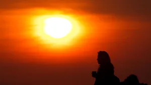 Departamentul de Securitate al SUA: “E şocant cum SOARELE UCIDE CORONAVIRUSUL în câteva minute” / Răspândirea virusului ucigaş poate scădea în vară
